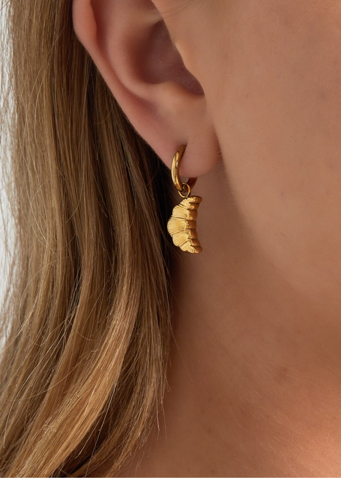 Parissiene croissant oorbel - goud