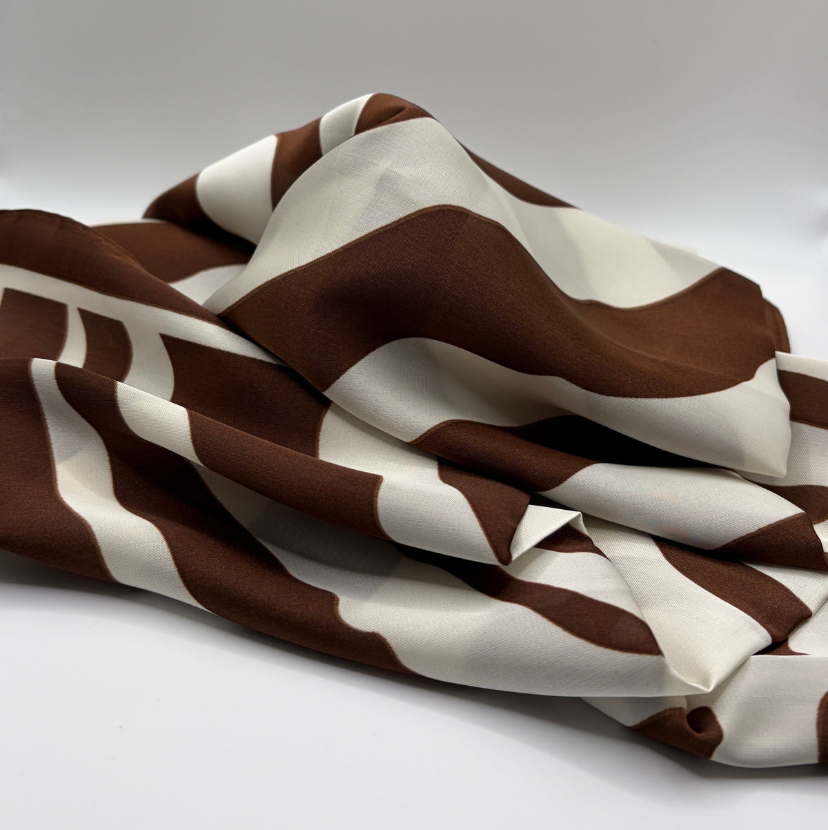 Bruin met wit sjaaltje met zebra print 