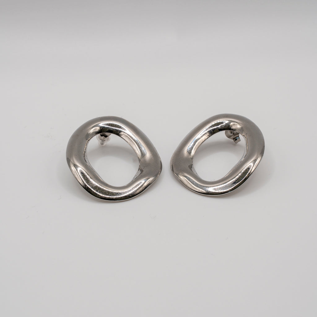 Zilveren, ronde, organische vorm oorbellen. Zilver. Stainless steel
