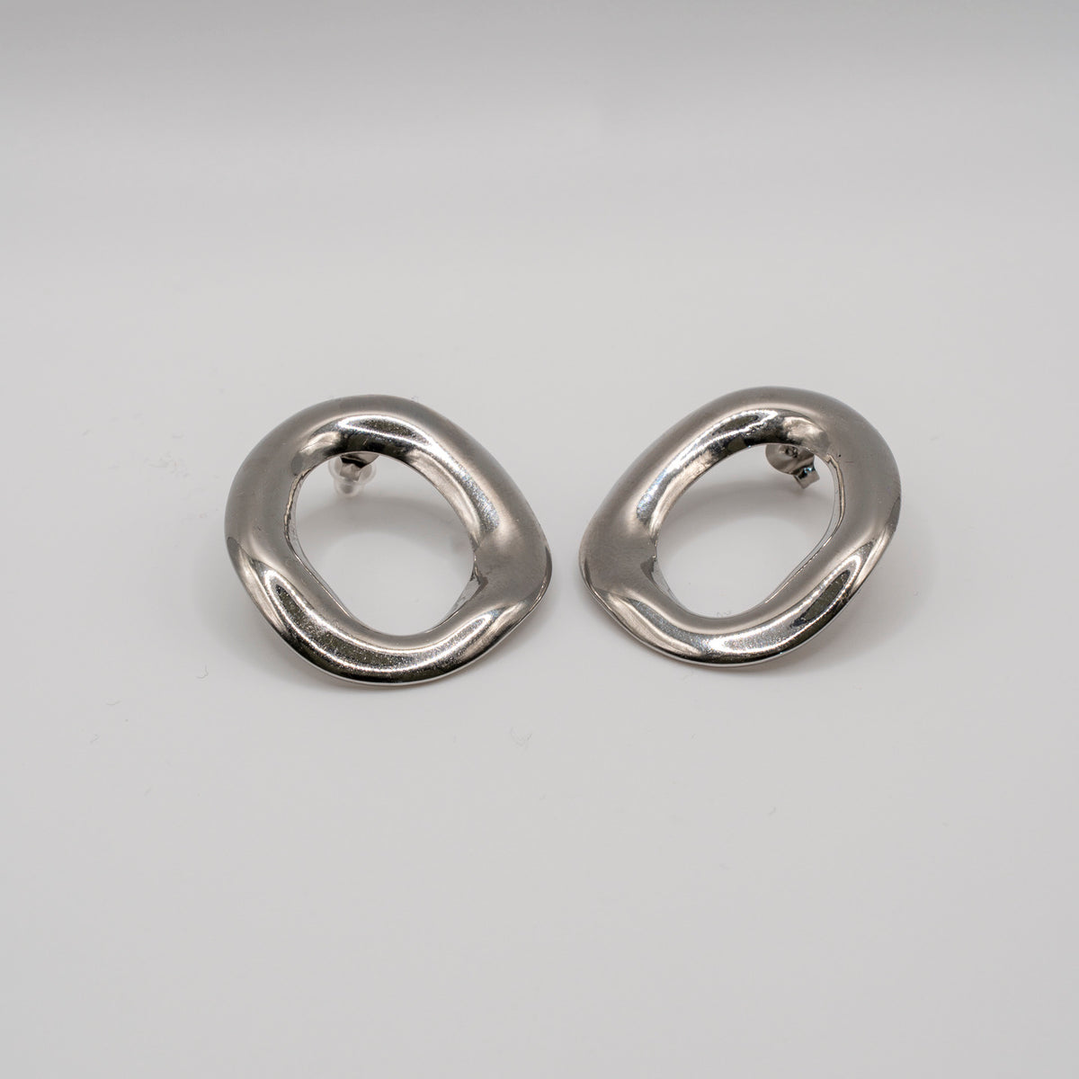Zilveren, ronde, organische vorm oorbellen. Zilver. Stainless steel