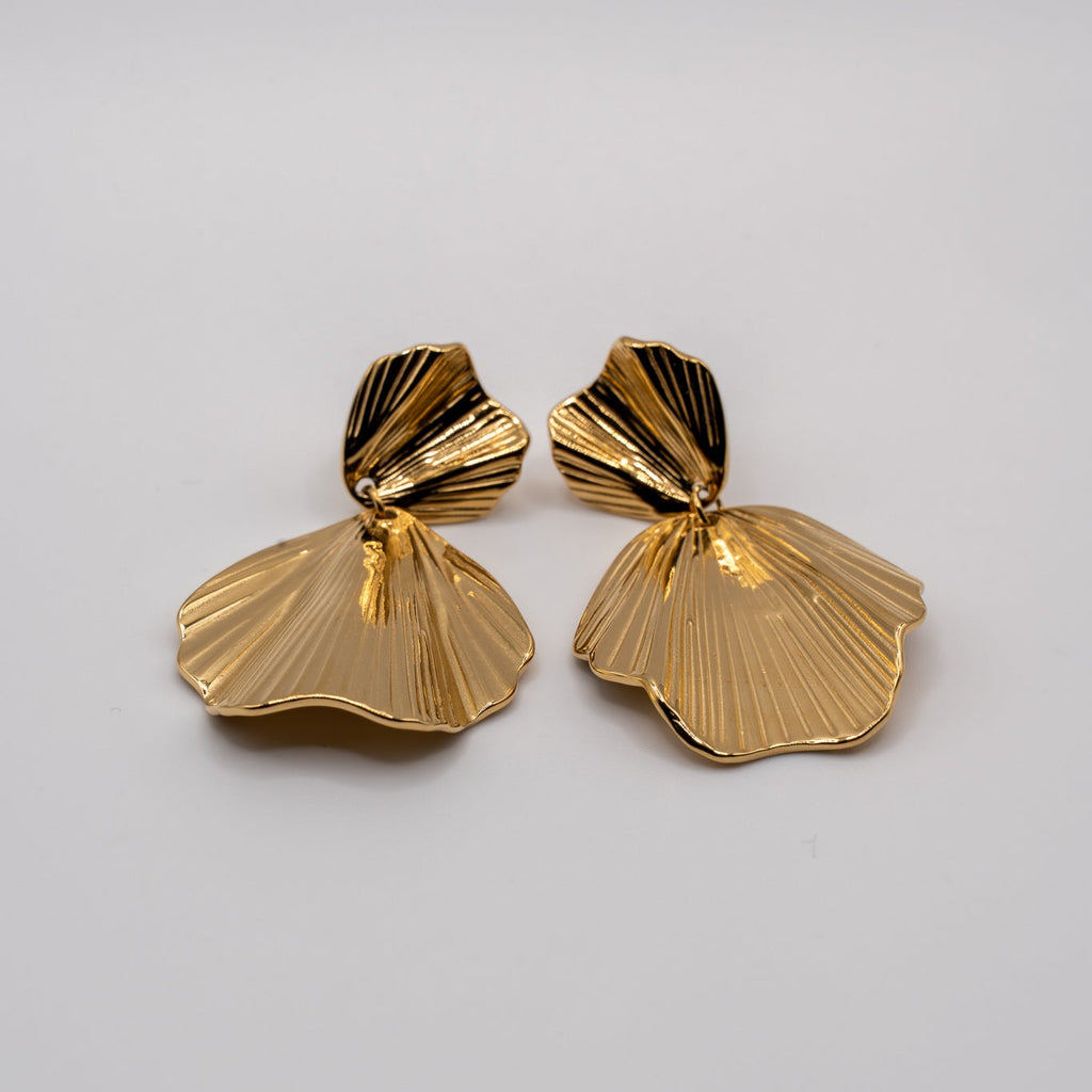 Golden wave oorbel - Stainless steel gouden oorbellen met een golvende vorm bestaande uit 2 aan elkaar gemaakte delen. 