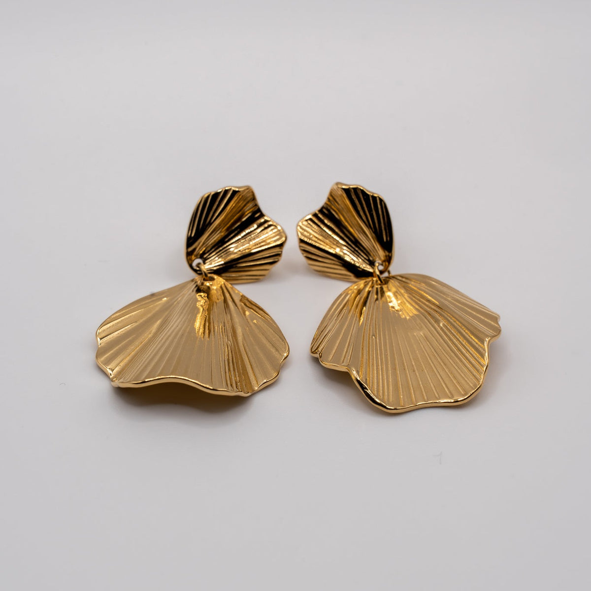 Golden wave oorbel - Stainless steel gouden oorbellen met een golvende vorm bestaande uit 2 aan elkaar gemaakte delen. 