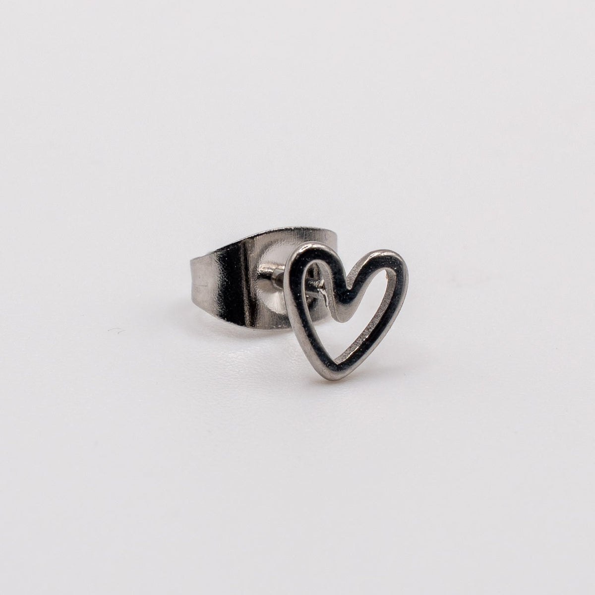 Love Heart steker - Stainless steel zilveren oorsteker in de vorm van een hartje dat open is aan de binnenkant