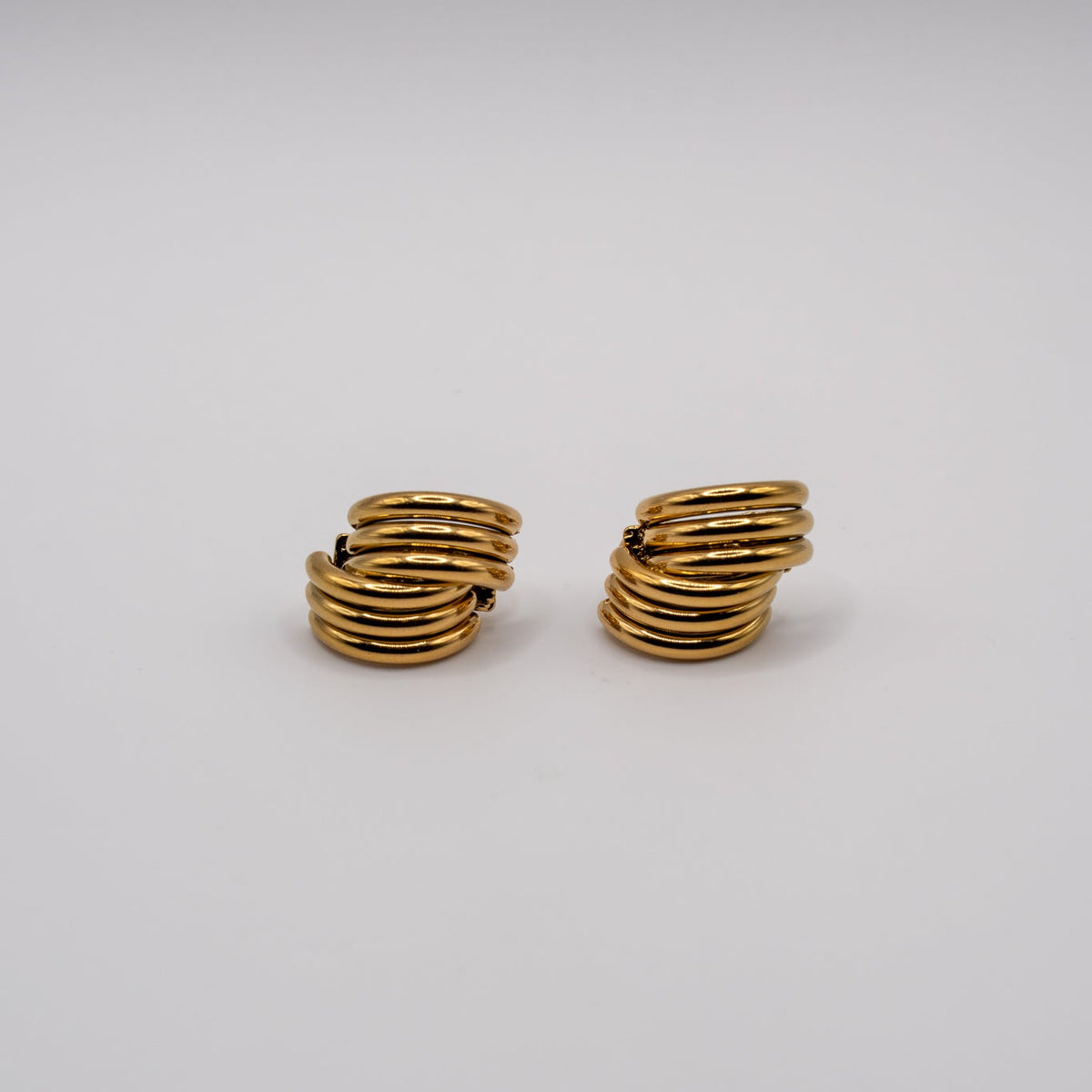 Double Hoops - Stainless steel gouden oorsteker met een dubbele hoop die verdeeld is in 3 stroken
